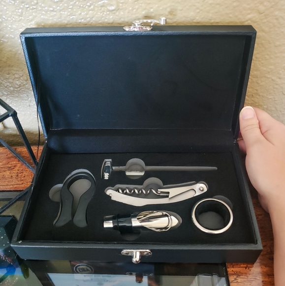 Legacy Other - NWT Legacy 5 Piece Wine Accessory Set